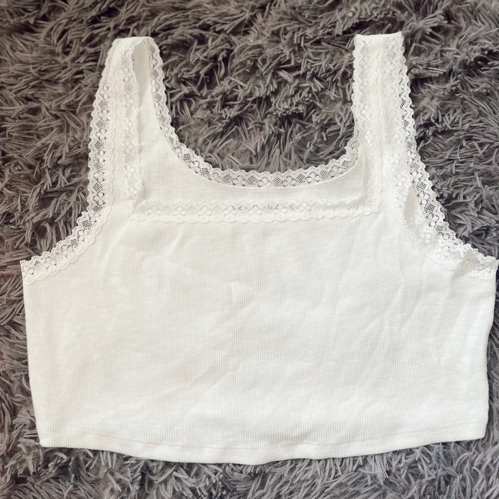 Lace trim Aeropostale crop top!